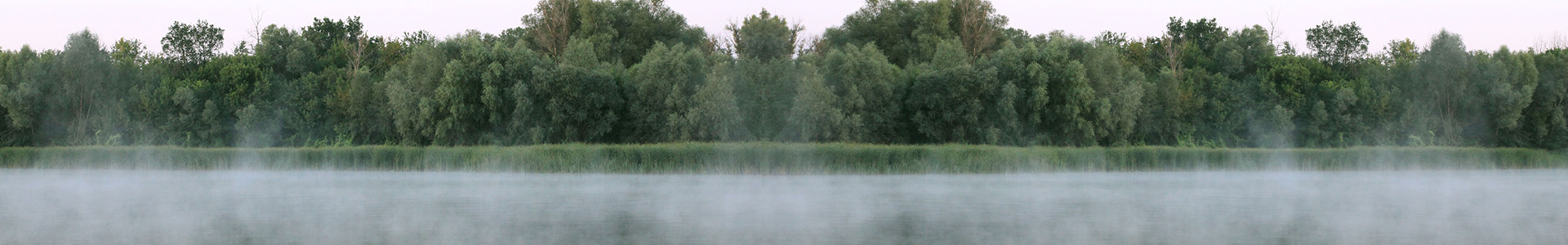 Ein Fluss mit dampfendem Wasser ist ein guter Ort für Wasserwärmepumpenanlagen